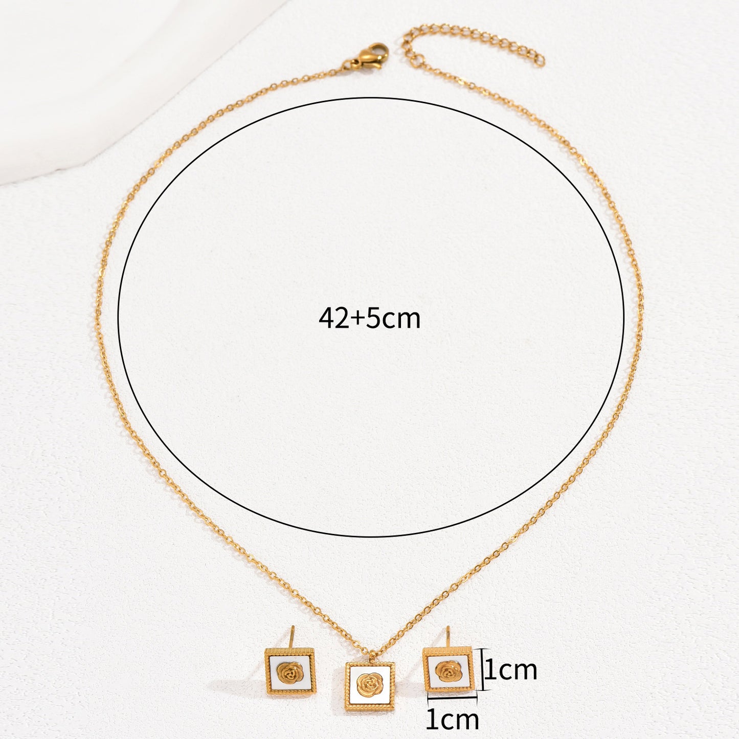 WHITE FLORAL PENDENT NECKLACE SET