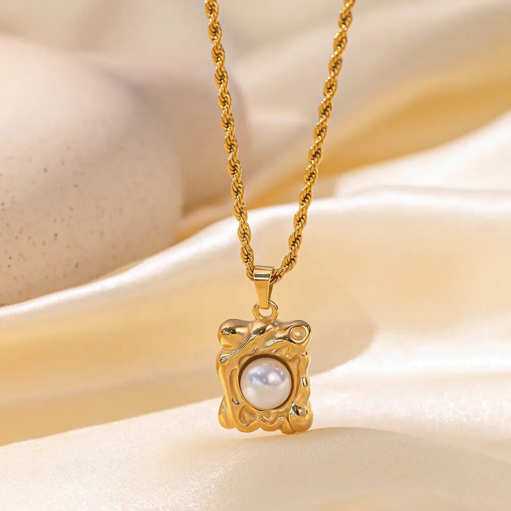 PEARL ON GOLD necklace