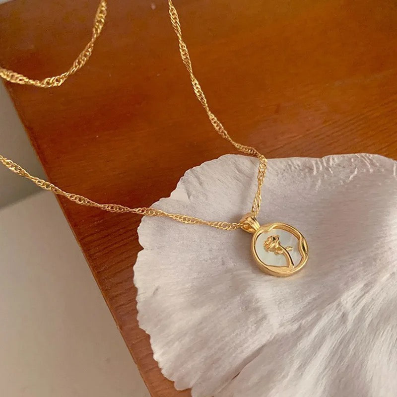 WHITE ROSA necklace