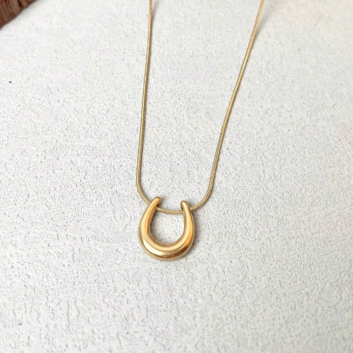 U necklace