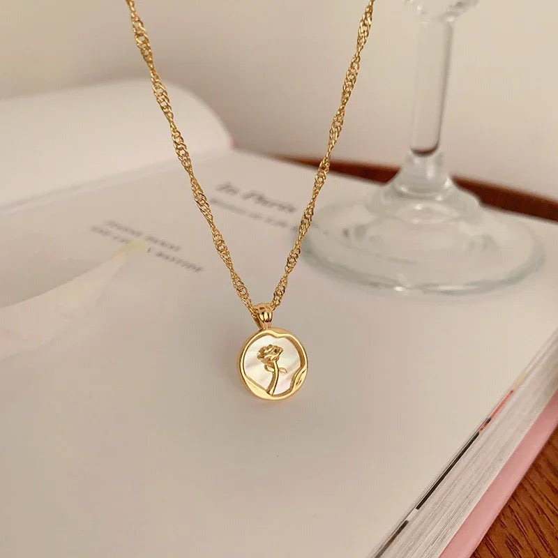 WHITE ROSA necklace