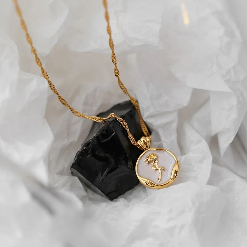 WHITE ROSA necklace
