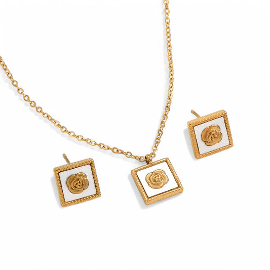 WHITE FLORAL PENDENT NECKLACE SET