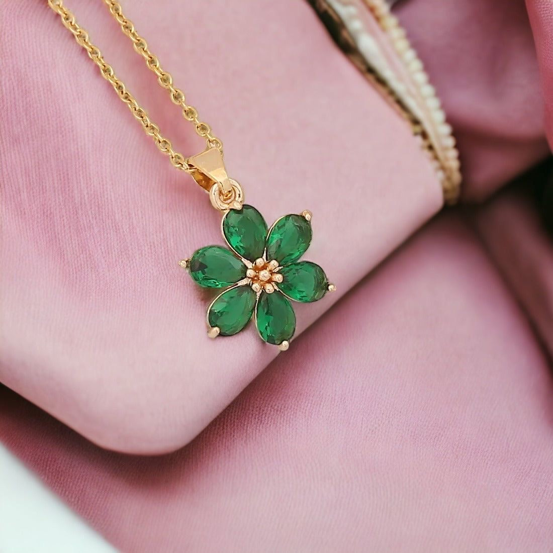 GREEN FLOWER necklace