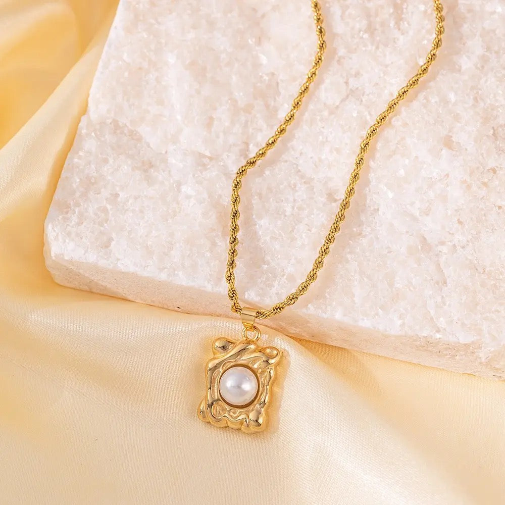 PEARL ON GOLD necklace