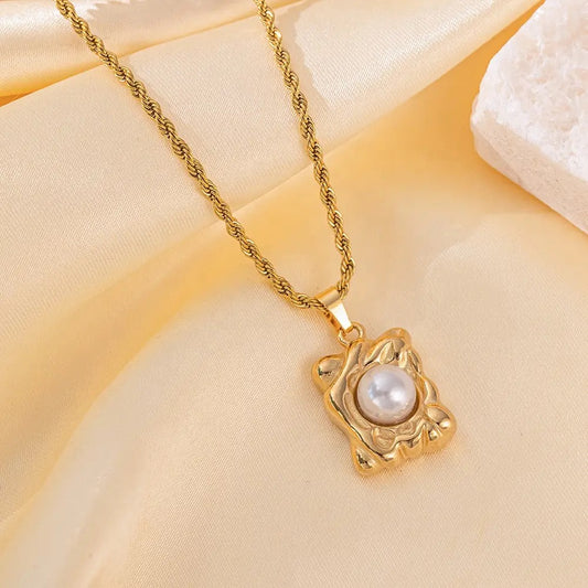 PEARL ON GOLD necklace
