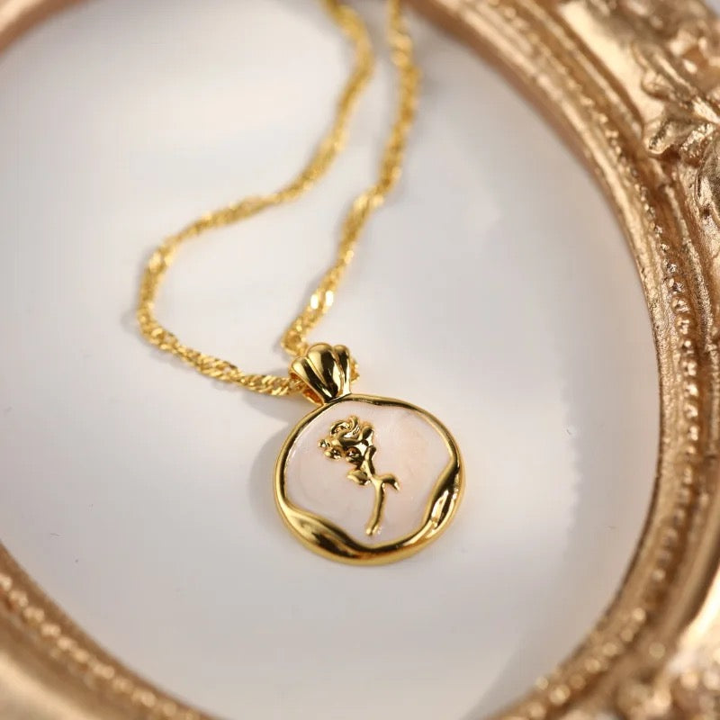 WHITE ROSA necklace